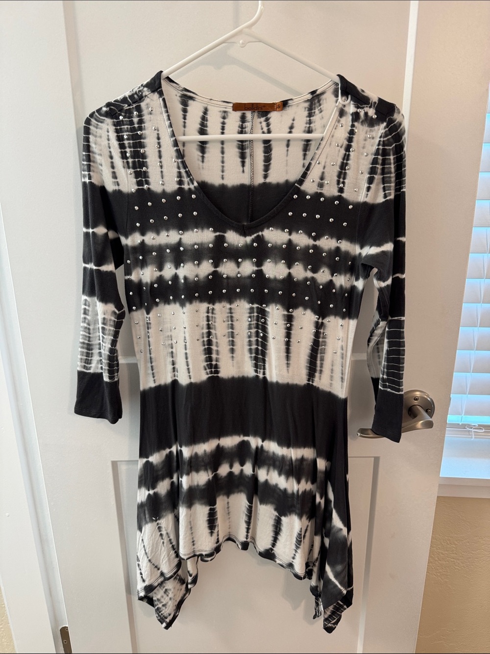 Belldini Black White Tie Dye V-Neck Tunic Silver Stud Accents Flowing Hem Top